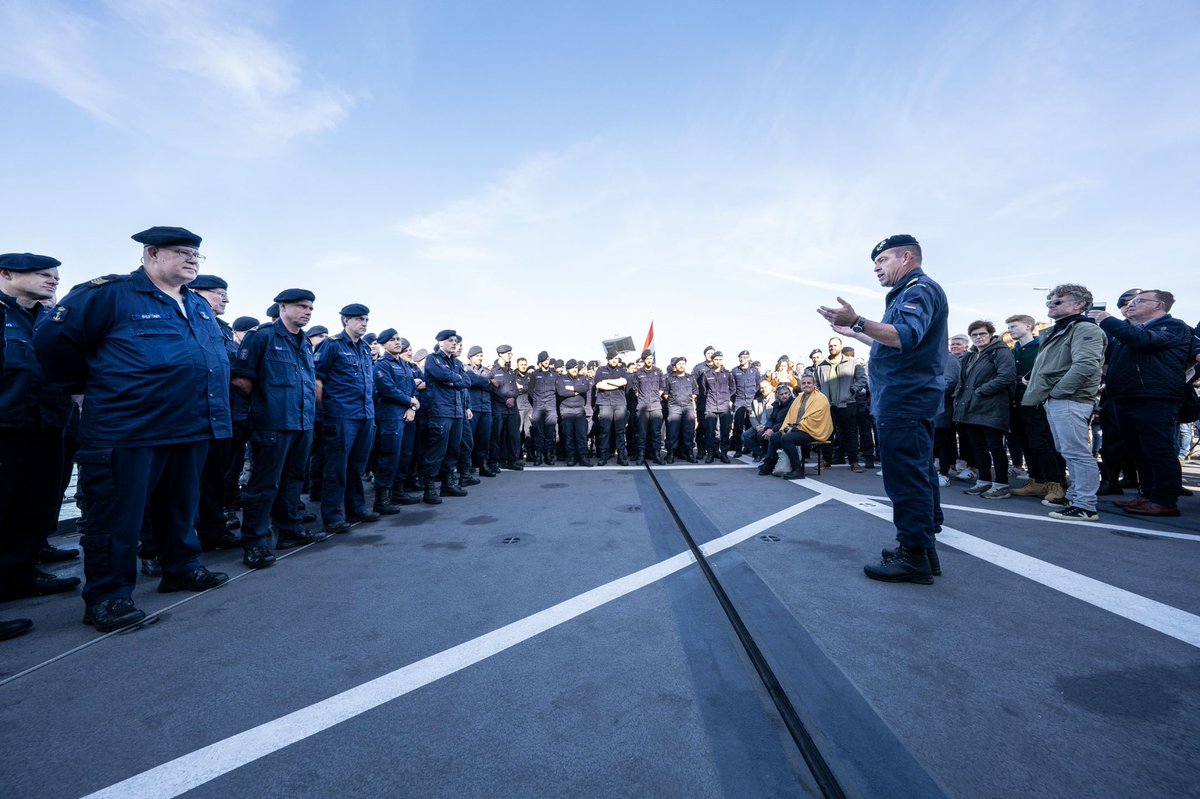 Samen met het thuisfront Zr.Ms. Van Amstel en De Zevenprovinciën uitgezwaaid voor hun deelname aan #AtlanticArcher. Samen trainen met 🇪🇺 partners en de🇺🇸 @warship_78