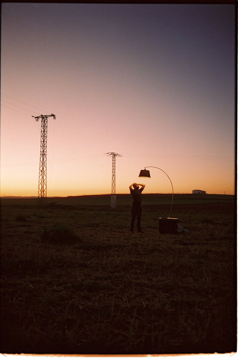 asier03's tweet photo. 🪄 Cinestill 800T al atardecer con Liam, hierba y postes de⚡️ https://t.co/jQTIOrVic8