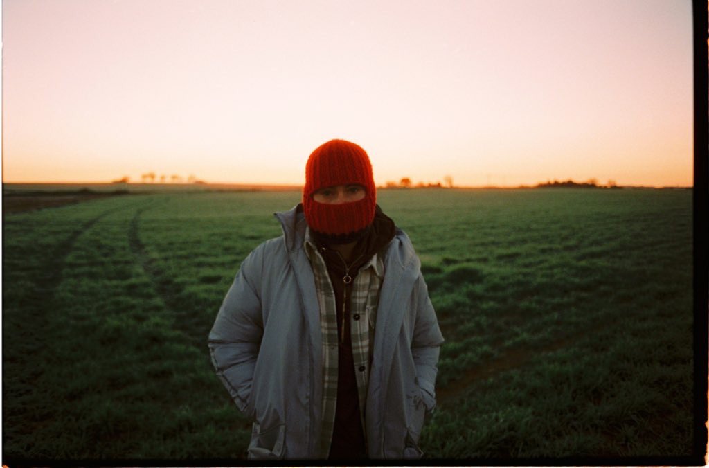 asier03's tweet photo. 🪄 Cinestill 800T al atardecer con Liam, hierba y postes de⚡️ https://t.co/jQTIOrVic8