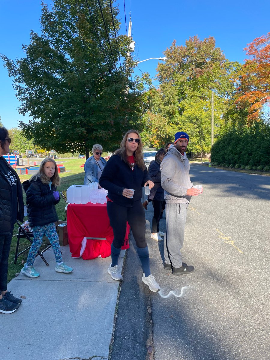 DemarestEdAssoc's tweet image. Demarest Education Association at the ready to support our hardworking students and their families on this perfect fall Sunday morning #wildcats #demarest5K
@DemarestSchools