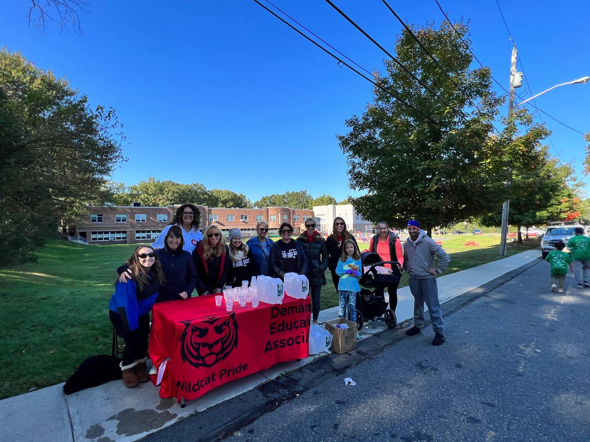 DemarestEdAssoc's tweet image. Demarest Education Association at the ready to support our hardworking students and their families on this perfect fall Sunday morning #wildcats #demarest5K
@DemarestSchools