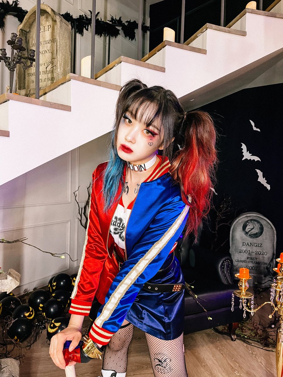 since everyone's talking about halloween, remember when Giselle took home as the 'SM Best Dresser Gold' award at the SM Halloween House? Giselle’s Harley Quinn cosplay indeed was the best..