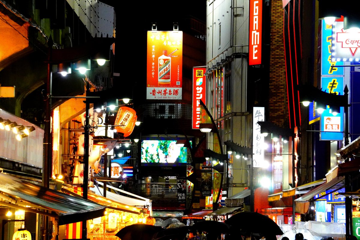 ﾊﾟｼｬｯ Σp[【◎】]ｑゝω・*)東京２３区の風景 《雨のアメ横》 ､ヽ`､ヽ`个o(・ω・｡)`ヽ､`ヽ､ ＃風景 ＃アメ横