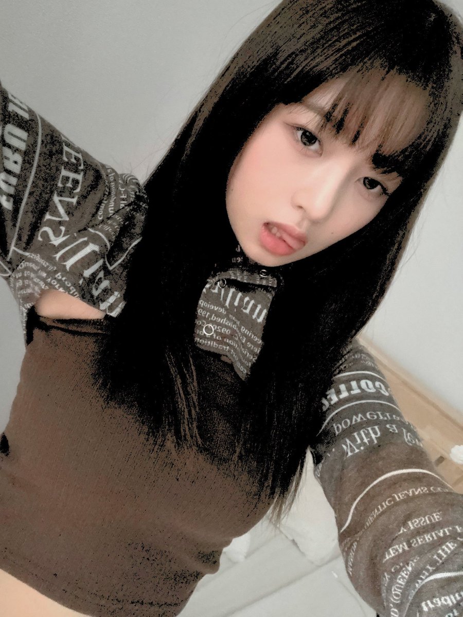 ivereii's tweet photo. I strike a pose while sporting my trademark bangs and a gorgeous face, displaying the goddess' true beauty and grace while she is currently in the seventh heaven. I'm sure you've been anticipating this for a while. https://t.co/apWr78a70d