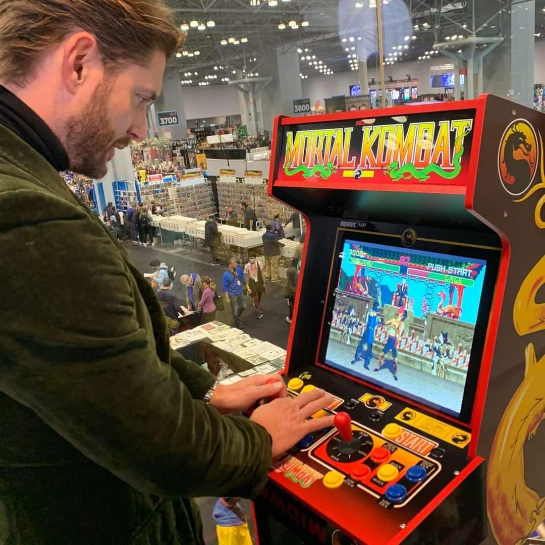 militarymom4evr's tweet photo. @JensenAckles playing Mortal Kombat from @arcade_1up! His favorite character? Sub-Zero!#NYCC2022. #jensenackles #supernatural #TheWinchesters
#TEfamily
#acklesnation 
Source: #comicbookresources https://t.co/4lLsQ912CB