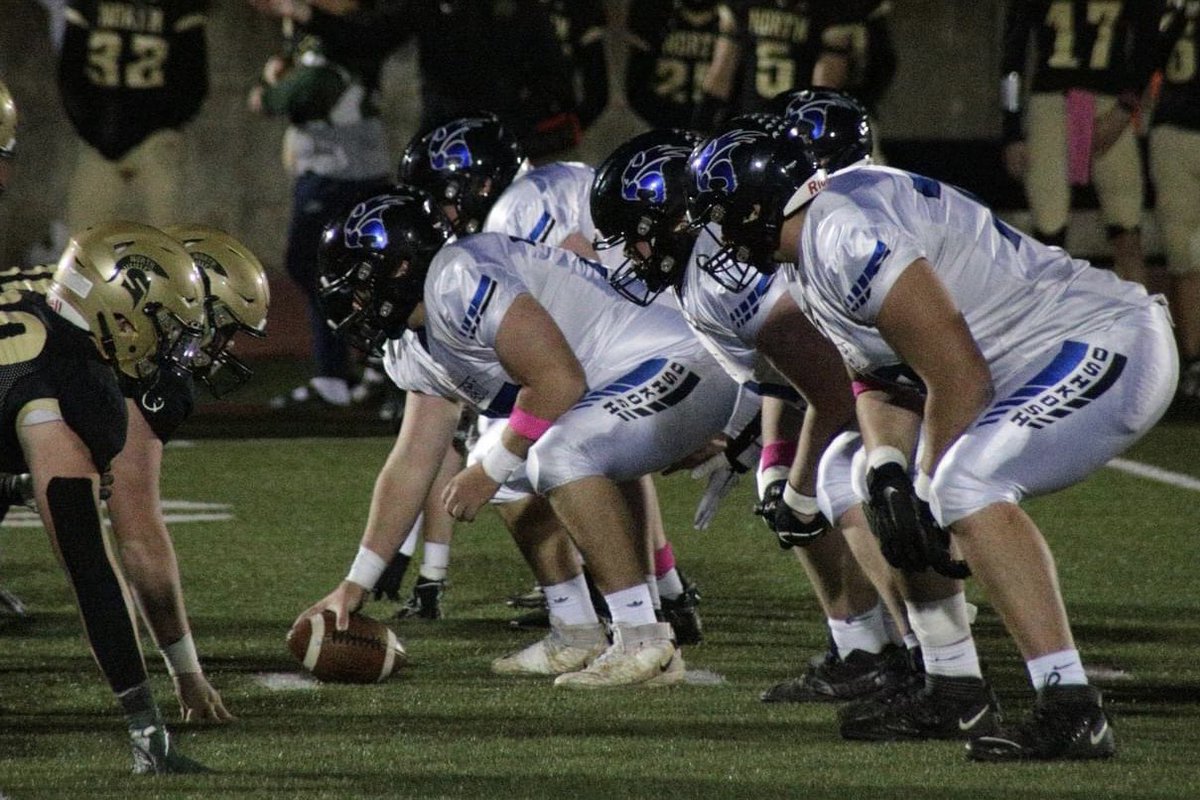 OshkoshWestLine's tweet photo. #Oshkosh #Intracity #FridayNightLights #InTheTrenches https://t.co/CMl8nczqPU