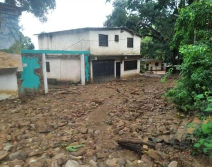 Yuschgru's tweet photo. Esto es en Chichiriviche de la costa 🥺😖 que terrible todo lo que está pasando 😢 https://t.co/oQnEpGl9R6