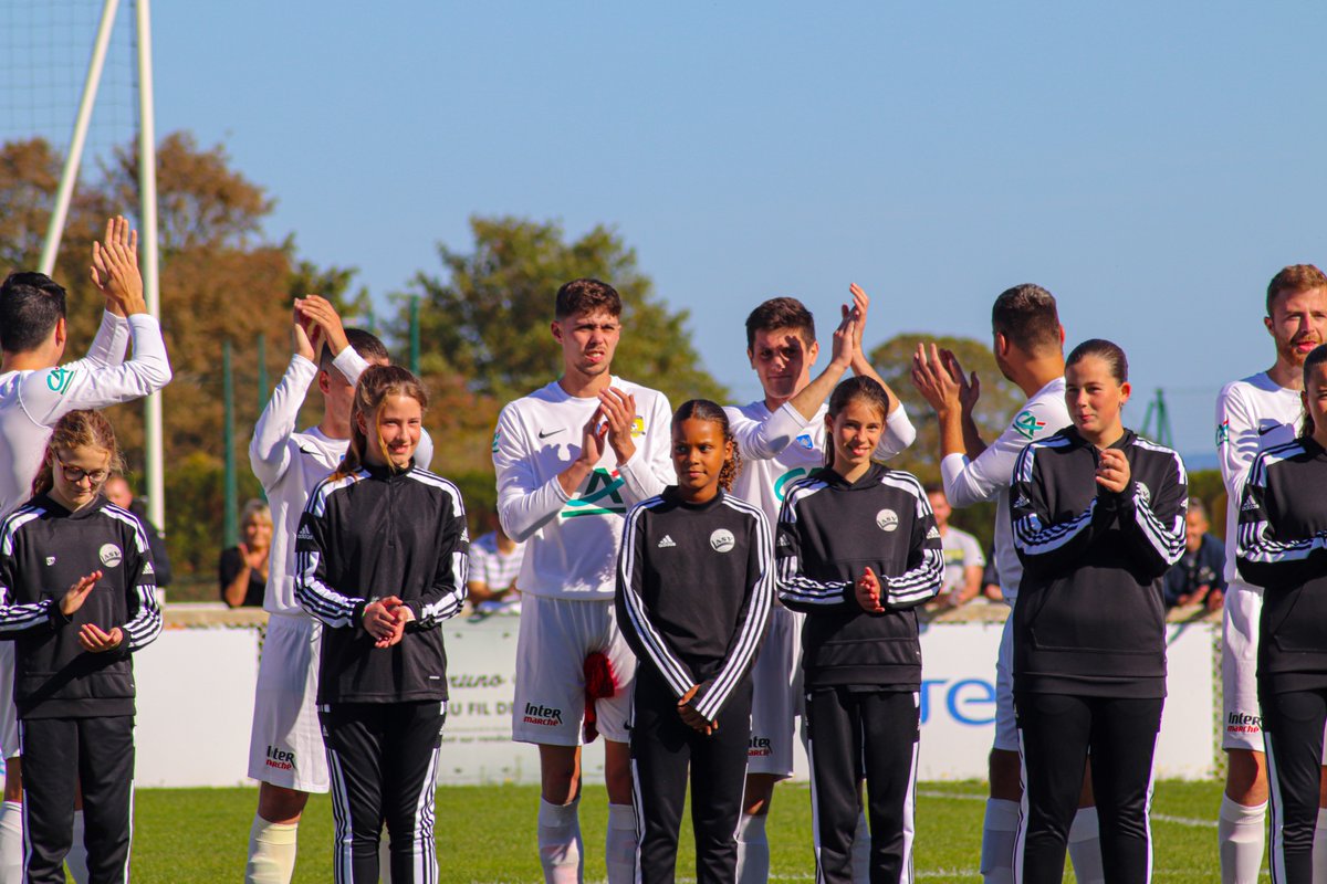 ASVerson_'s tweet photo. Les jeunes licenciés du club ont pu participer à la fête du @FC_Mouen ! 🥳

Bravo pour votre parcours ! 🤩

#ASVerson #ASV https://t.co/xIbCtVrujD