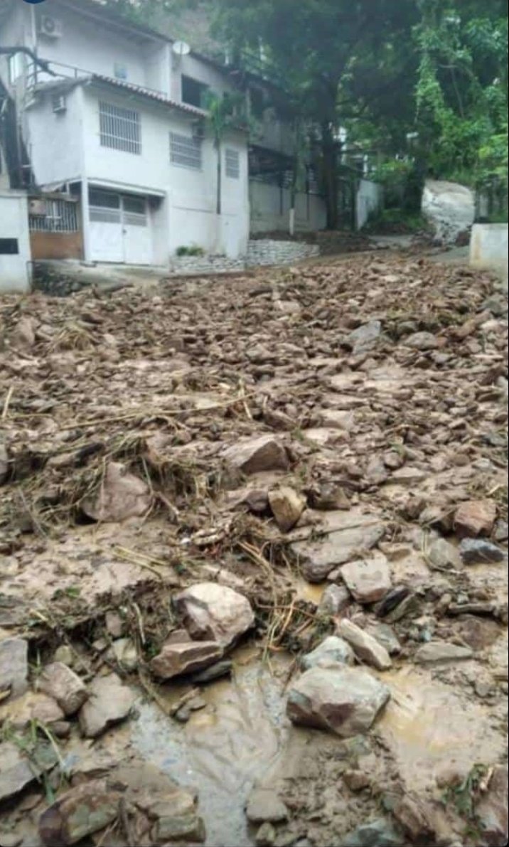 Yuschgru's tweet photo. Esto es en Chichiriviche de la costa 🥺😖 que terrible todo lo que está pasando 😢 https://t.co/oQnEpGl9R6