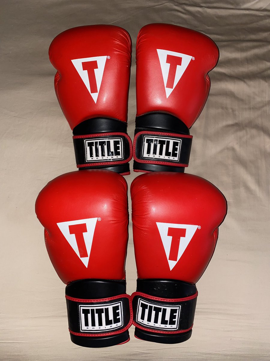 theegloveguy's tweet photo. My Crown Jewels finally arrived! Title 24oz Safe-T Contact gloves!! Been wanting these things forever. Never thought Iโd end up with two pairs!!
#boxing #gloves #boxinggloves #title #titleboxing #titleboxingclub #24oz https://t.co/Yx0h7cRcCo