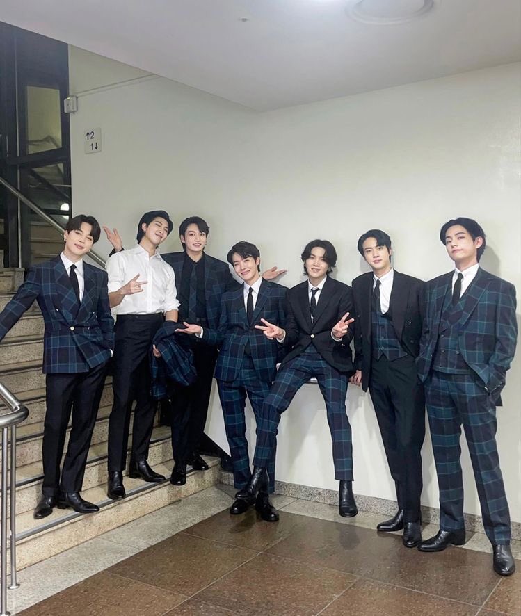 UniversBTS_'s tweet photo. 📍Esse mês de outubro o que ARMY não vai passar é fome! 😂
Confiram a programação:

11/10 - Run BTS! - Fly BTS Party 0  
13/10 - Aniversário do JIMIN 🐥
-
(Live teste até perto da hora do show)

14/10 - Bring the Soul: The Movie as 23:10pm 🇧🇷
- Break the Silence:Movie 00:40
+ https://t.co/j16eXp02fR