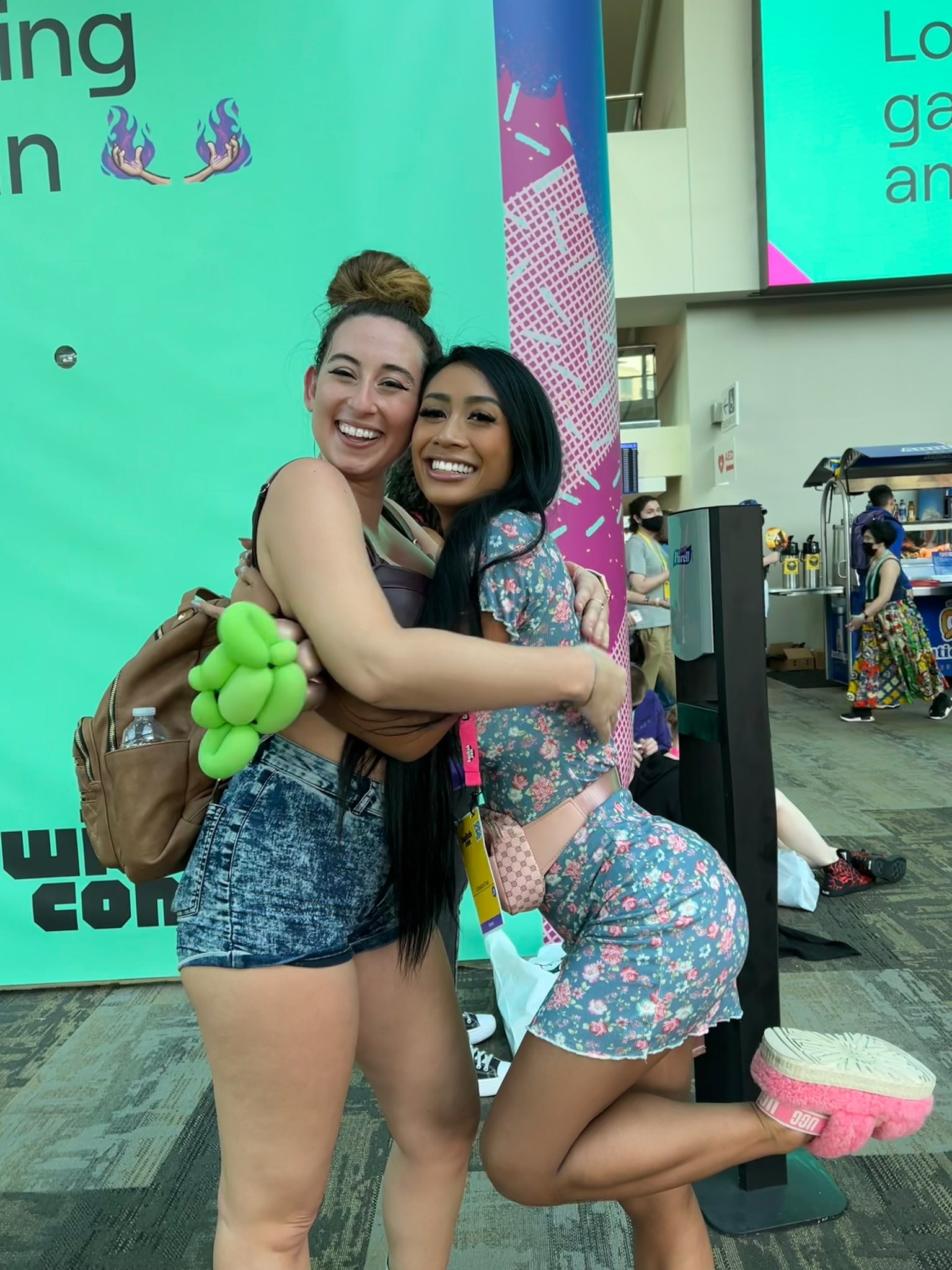 🌙 LittleAznChat 💕☁️ @ TWITCHCON on Twitter: "I met one of my favorite