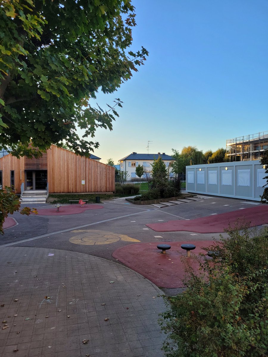 _Scratina's tweet photo. École maternelle de la Meinau, 18h20, en plein week-end, lumière extérieure allumée, on en parle @JeanneBarsegh la sobriété énergétique c'est aussi pour la ville de @strasbourg @EELVStrasbourg https://t.co/FtpKB43IPx