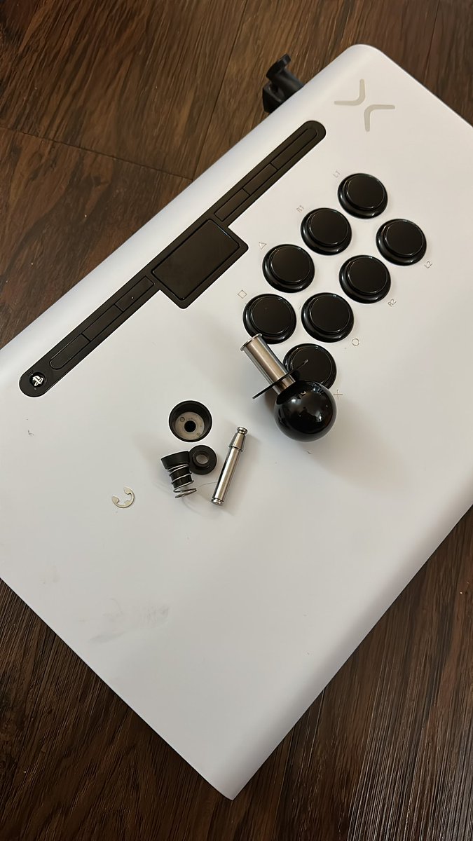 byNickyCaruso's tweet photo. Hope someone from @VictrixPro will get back to me soon about why this happened to my new fight stick https://t.co/SVIFK0t3Ol