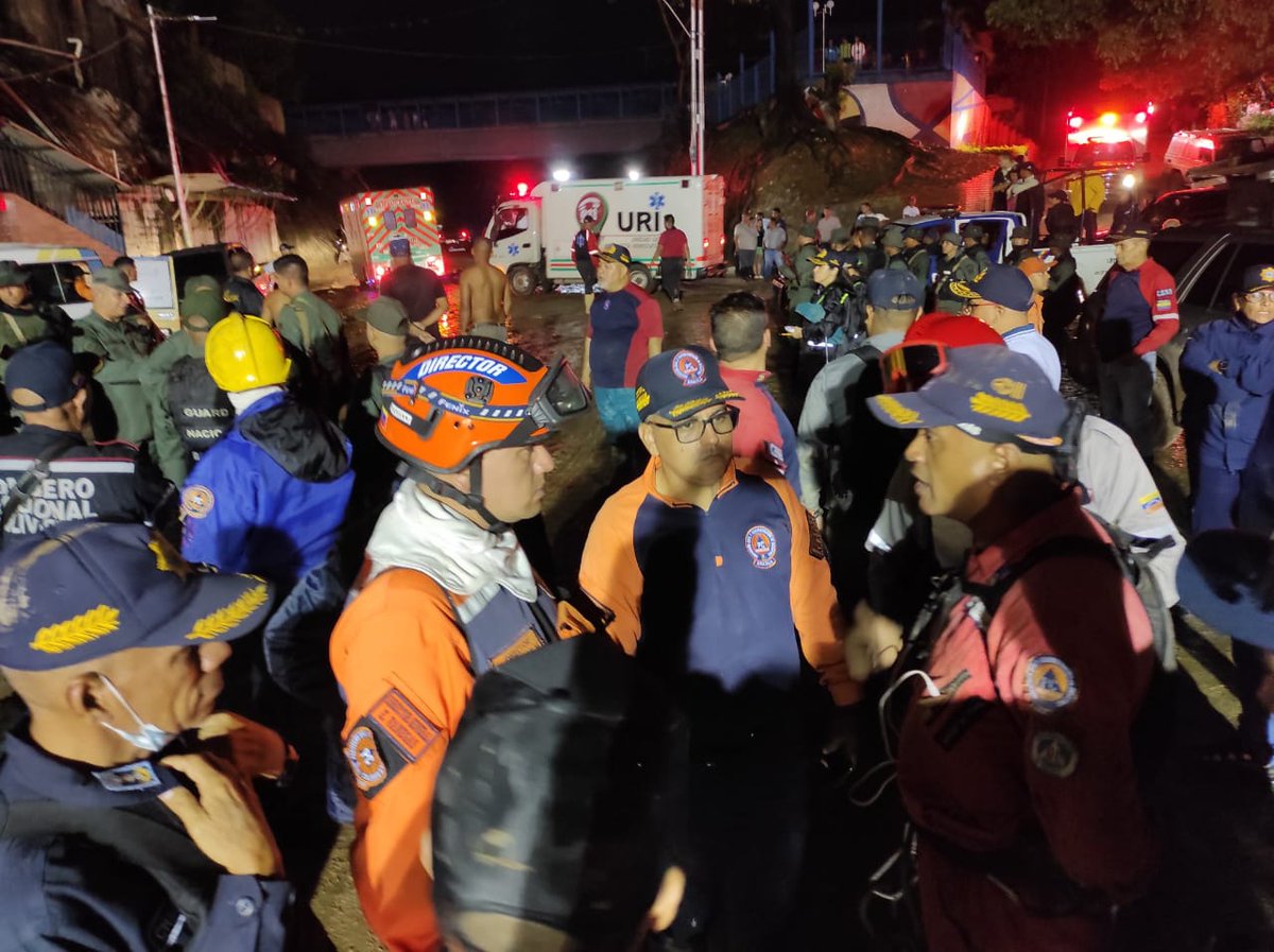 Frente a la difícil y dolorosa situación ocasionada por las fuertes lluvias en Las Tejerías, ordené a la Vicepresidenta <a href="/delcyrodriguezv/">Delcy Rodríguez</a>, al Gabinete Social y a todos los organismos de seguridad, el máximo despliegue para la atención integral del pueblo. ¡No están solos!