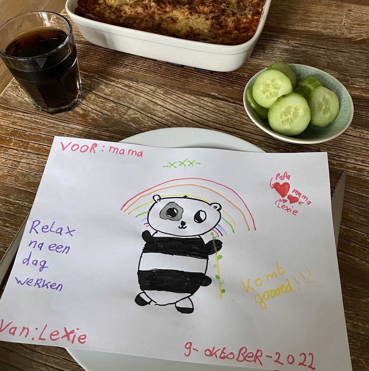 Dat is luxe na een daggie werken (ja ik weet het…het is weekend en ja er moest echt allerlei administratie af en dingen voorbereid worden voor onze studiereis). Mijn kind van 10 heeft gewoon lasagne gemaakt en ik hoef alleen maar aan te schuiven 🤩 #trots #verwennerij