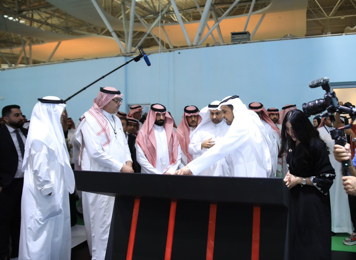 _CloudSolutions's tweet photo. تفضل معالي وزير الصحة المهندس فهد الجلاجل بزيارة لجناحنا في #ملتقى_الصحة_العالمي 2022
والمقام بمركز الرياض الدولي للمؤتمرات والمعارض.
واستعرض الخدمات المبتكرة التي تقدمها الشركة وجهودها نحو رقمنة قطاع الرعاية الصحية وخلق مجتمع صحي حيوي ومزدهر.

#GlobalHealthExhibition https://t.co/W31SJ9UzLI