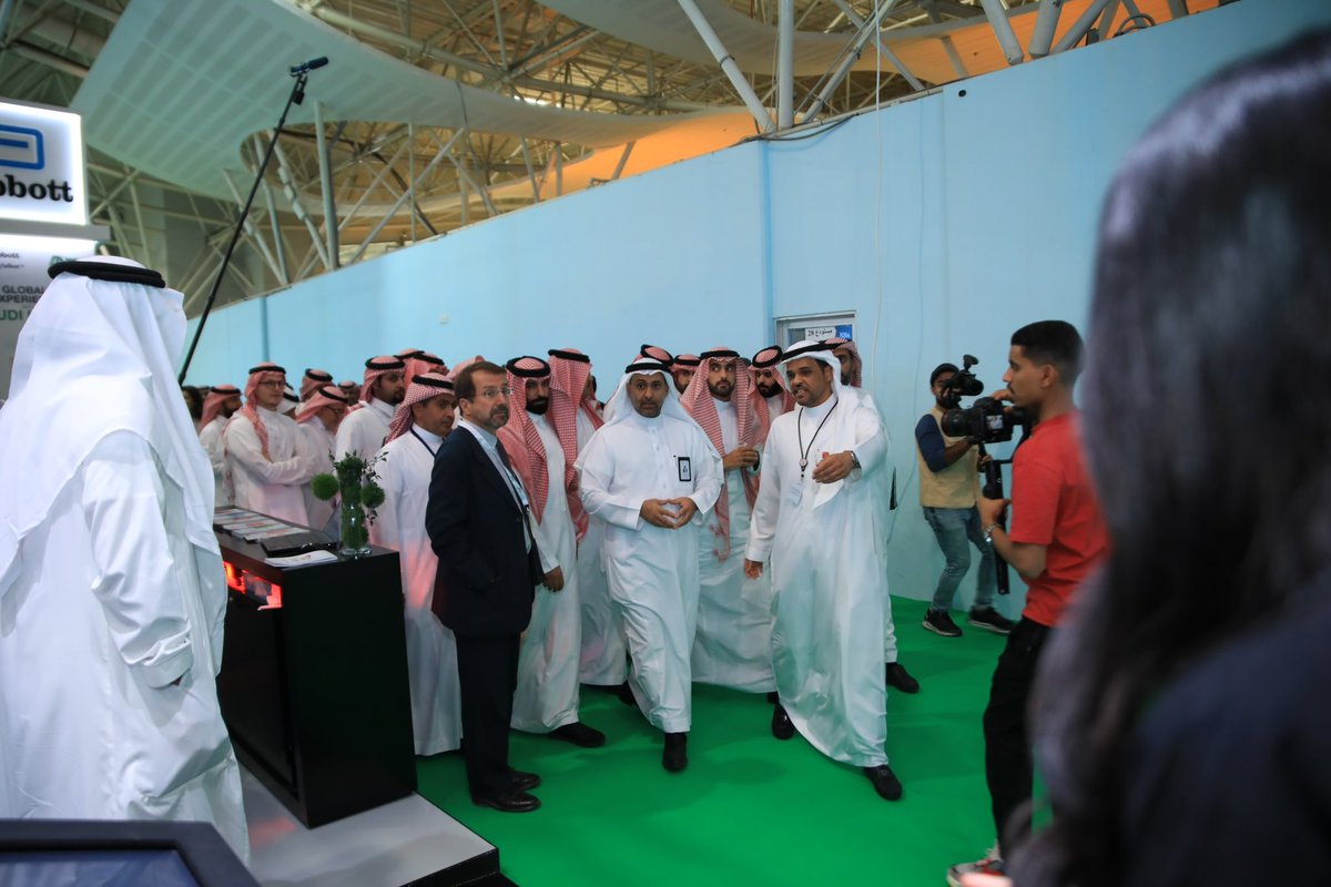 _CloudSolutions's tweet photo. تفضل معالي وزير الصحة المهندس فهد الجلاجل بزيارة لجناحنا في #ملتقى_الصحة_العالمي 2022
والمقام بمركز الرياض الدولي للمؤتمرات والمعارض.
واستعرض الخدمات المبتكرة التي تقدمها الشركة وجهودها نحو رقمنة قطاع الرعاية الصحية وخلق مجتمع صحي حيوي ومزدهر.

#GlobalHealthExhibition https://t.co/W31SJ9UzLI