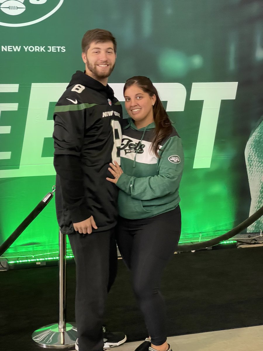 SabrinaMinardi1's tweet photo. J-E-T-S J-E-T-S J-E-T-S HERE WE GOOO💚💚💚💚 #TakeFlight https://t.co/YdxYPBuRxm