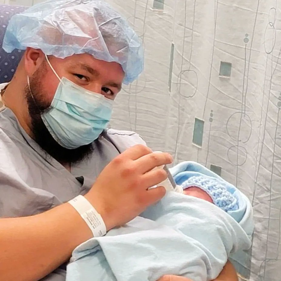 Vampriss's tweet photo. Introducing Lincoln Kamil-Stephen Bergel. He was born Friday and is doing very well! 9lbs 4oz. We are still in the hospital as he is a little higher risk for jaundice, so as a precaution, we are here. Linc's middle names are after his daddy and his grampa! https://t.co/jkXFeDdg5c