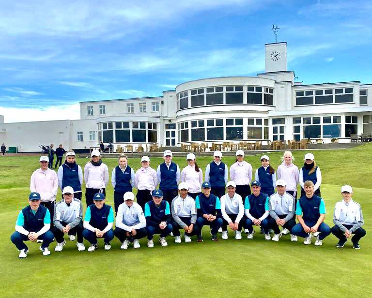EnglandGolf's tweet photo. 🚨 Breaking News:

🏆 Under 16 Challenge - result: 🏴󠁧󠁢󠁥󠁮󠁧󠁿England 21.5-8.5 Ireland☘️

⛳️ An excellent contest with our friends from @GolfIreland_ on a world-class stage @royalbirkdale_! 👏

Read the report: https://t.co/e0bCxGmsIj

🇺🇦 #EGStandsWithUkraine 🇺🇦 https://t.co/Pl7mOPpDDy