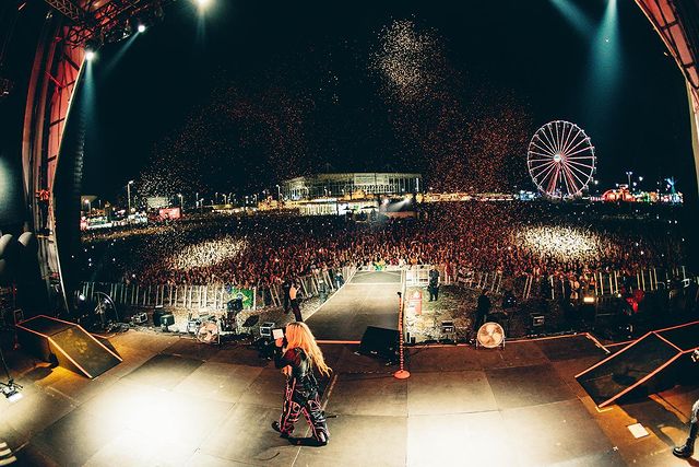 AccessAvril's tweet photo. Quem aí foi?! Há exatamente 1 mês, Avril Lavigne se apresentava no palco Sunset do Rock in Rio. 🇧🇷 https://t.co/uh5lX5FSDM