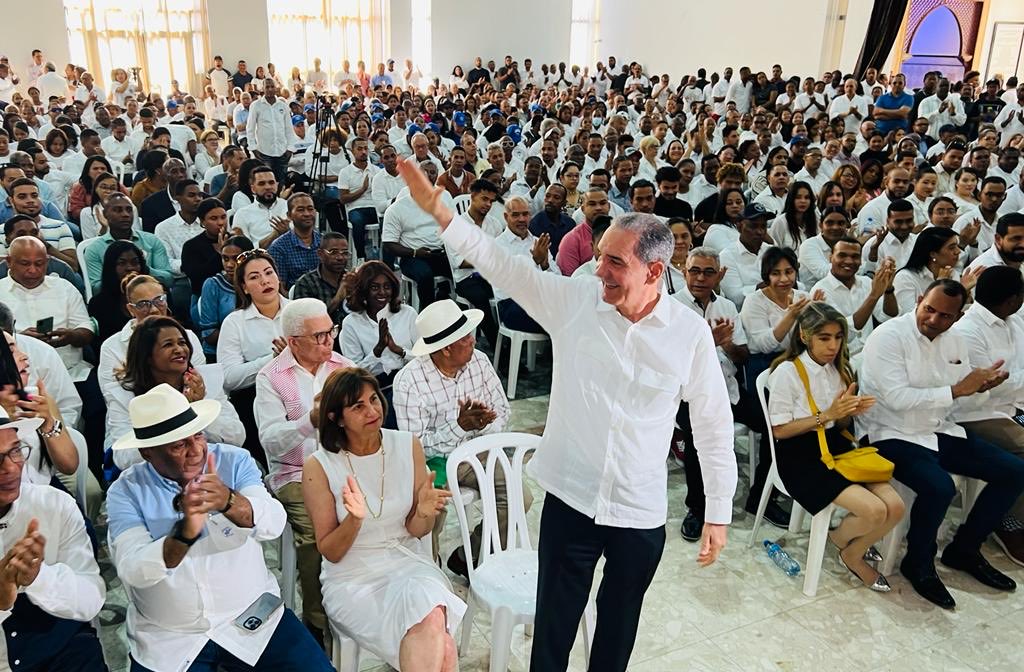 fgarciafermin's tweet photo. Exitosa Asamblea Nacional Movimientos de Apoyo ⁦@luisabinader⁩, en la que reafirman su sostén para el 2024 https://t.co/1BShCzdZZh
