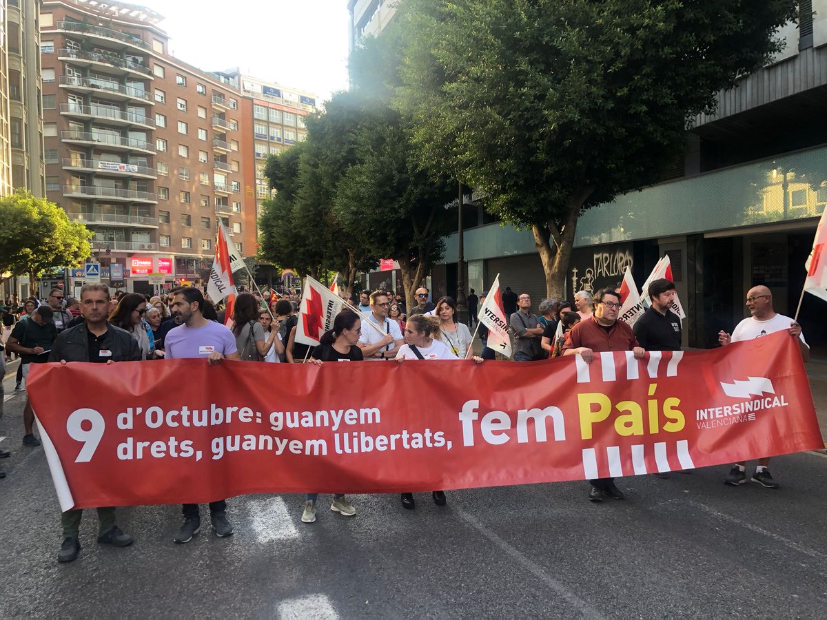 IntersindicalV's tweet photo. Intersindical Valenciana a la Manifestació del Nostre dia, el 9 d’Octubre: guanyem drets, guanyem llibertats, fem País.
⁦@BeatriuCardona⁩
⁦@sticsmanuel⁩ 
⁦@iv_stas⁩ 
⁦@IntersindicalSa⁩ 
⁦@CULTURAIV⁩ 
⁦@InterSolidaria⁩ 
⁦⁦@STEPV_Iv⁩ https://t.co/4cARCeeCCs