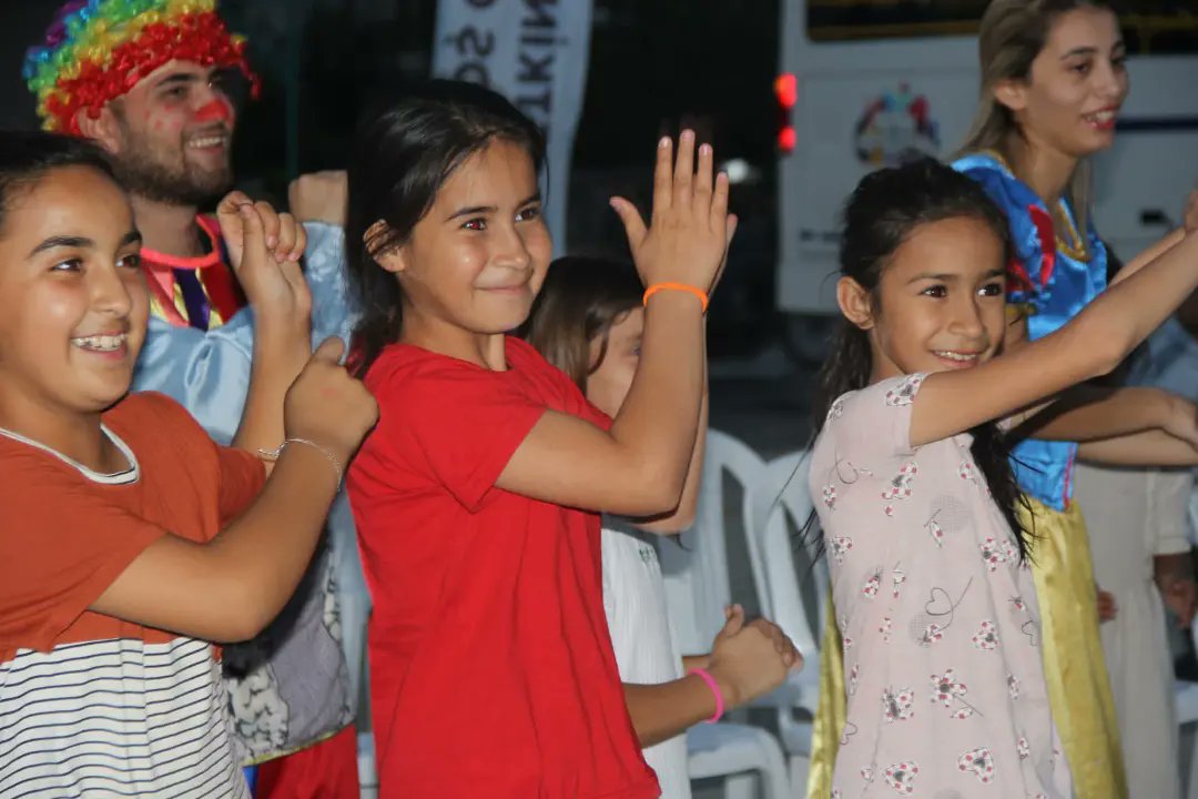chptarsusilce's tweet photo. Güzel Günler Göreceğiz Çocuklar!
Neşe, coşku, eğlence...
Köy Bizim Şenlik Bizim çocuk şenliği #Bahşiş Köyümüzdeydi!
Çocuklarımızın ve ailelerinin neşesi, yüzlerindeki gülücük bizlere umut oldu.
#MersinBüyükşehirBelediyesi
#VahapSeçer
#TaDeKa https://t.co/Dg4y3PUm4Z