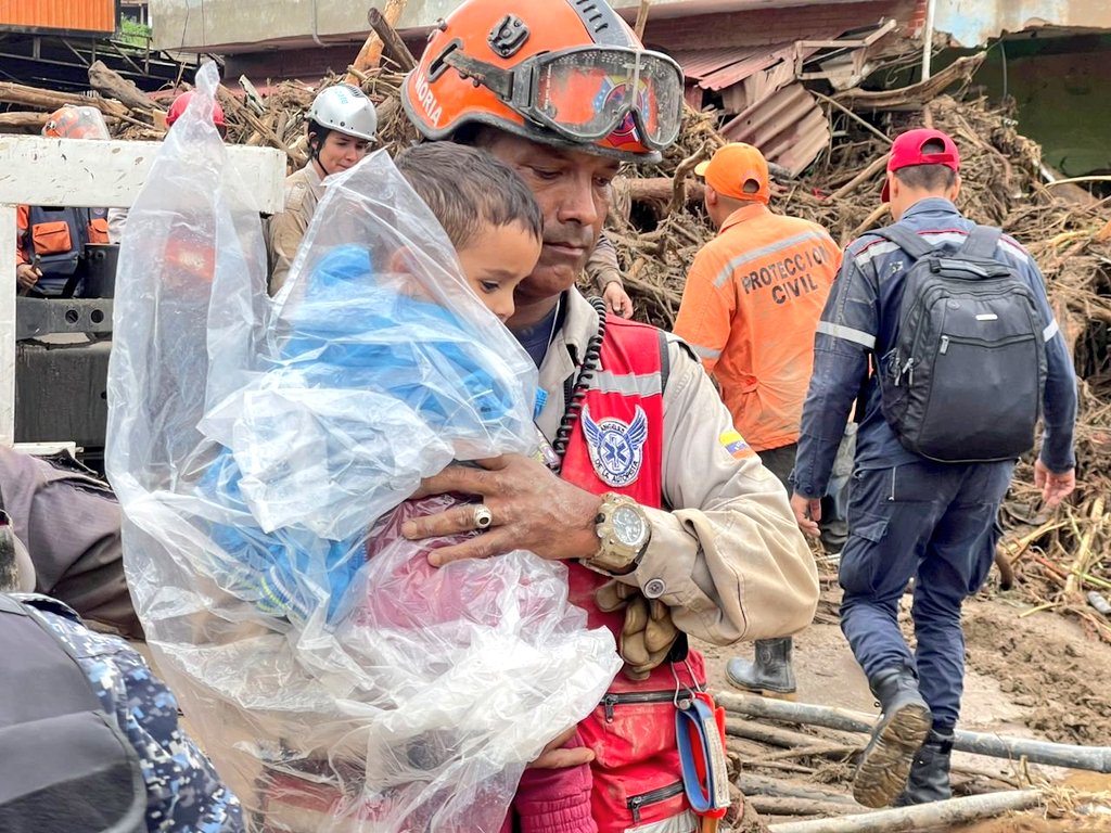 NewsDayMundo's tweet image. 🇻🇪 | URGENTE: Al menos 18 muertos y decenas de desaparecidos reportan medios locales tras el deslave en Las Tejerías producto de las fuertes lluvias en Venezuela. #Tejerias