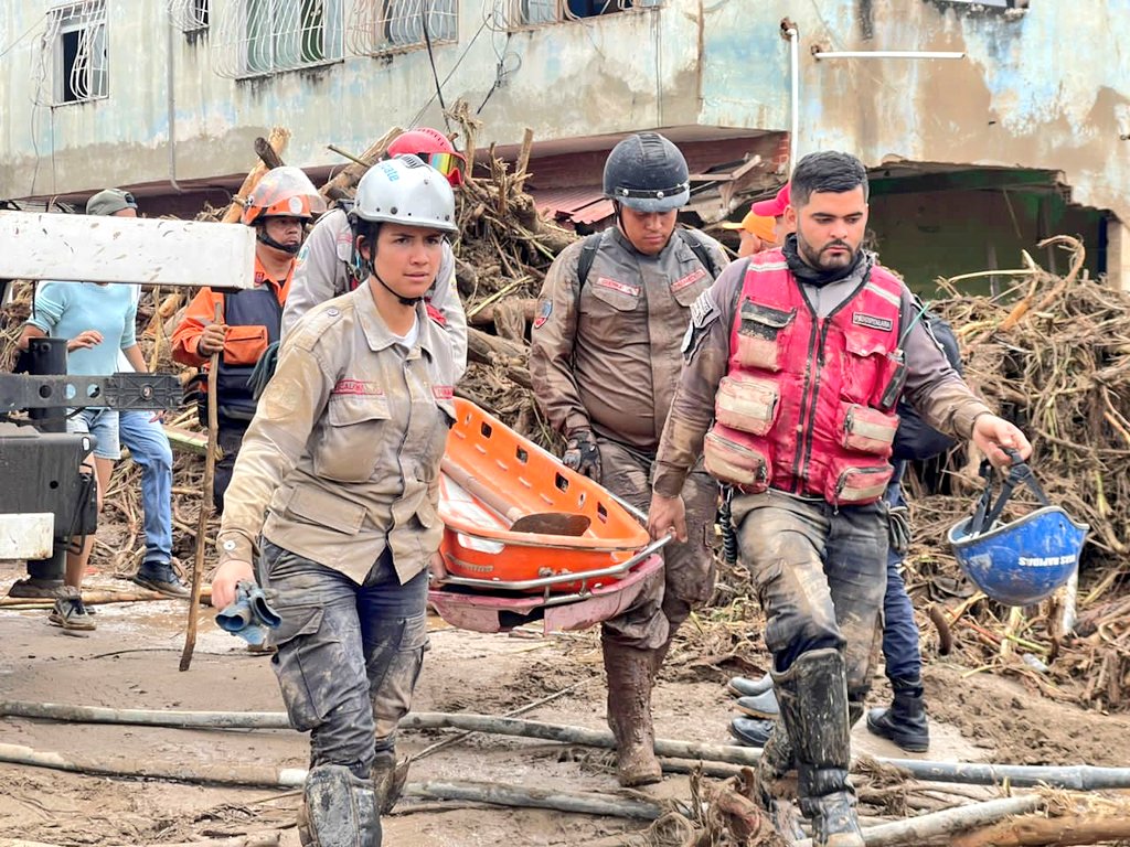 NewsDayMundo's tweet image. 🇻🇪 | URGENTE: Al menos 18 muertos y decenas de desaparecidos reportan medios locales tras el deslave en Las Tejerías producto de las fuertes lluvias en Venezuela. #Tejerias