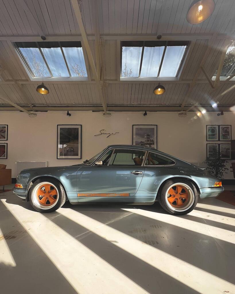 nickhdesign's tweet photo. Singer sunlight stripes
.
.
Sunday Scramble, Bicester Heritage, Oxfordshire, England 🏴 October 2022
.
.
.
#porsche #singerreimagined #sundayscramble #singervehicledesign #bicesterheritage #porschemoment #classiccars #everythingisimportant #automoti… https://t.co/sVGBxQJ9SS https://t.co/bHYRSSPNAu