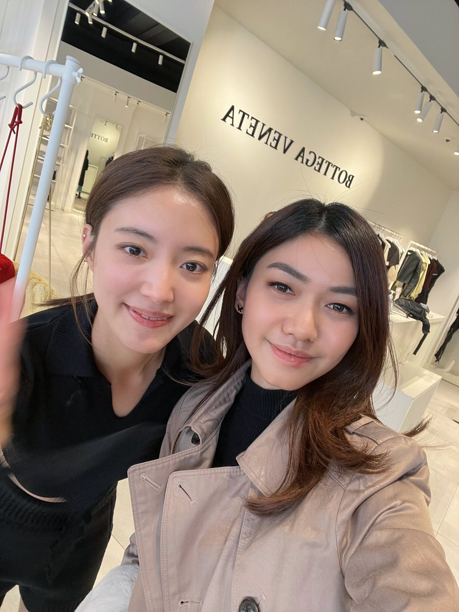 elma_dae's tweet photo. Ketemu eonni ku🤪🥰 Cakep dan mau di ajak foto loh

#LeeSeYoung #ElmaDae https://t.co/mesChQ9BAJ