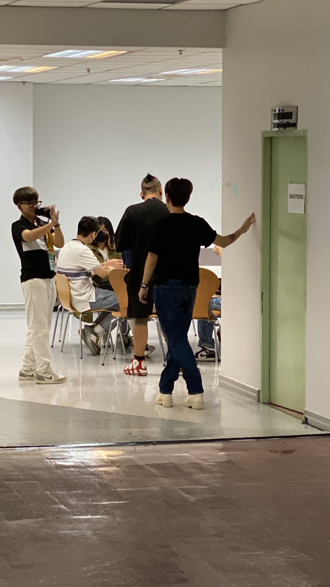 pan_muzik's tweet photo. มาค่ะ…เริ่มเลอ
ช่วงสายของวันที่ 6 เราได้รับหน้าที่ Backstage หน้าที่หลักคือคอยประสานทีมไทยและเวียด แปลข้อมูลต่างๆให้เมเนAmilee(หลัก) และเมเนPhuc(บางครั้ง)

นี่คือภาพแรกที่ได้เห็นหุ่ง น้องน่ารักมากๆค่ะ
น่าจะกำลังทำคอนเท้นกับทีมอยู่🤭
#QuangHùngMasterD https://t.co/pu78qNYzB1