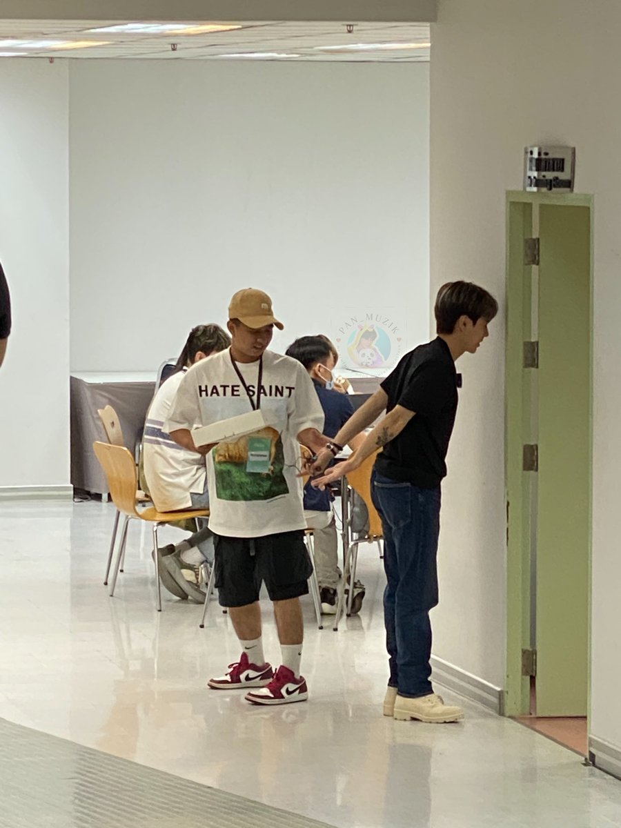 pan_muzik's tweet photo. มาค่ะ…เริ่มเลอ
ช่วงสายของวันที่ 6 เราได้รับหน้าที่ Backstage หน้าที่หลักคือคอยประสานทีมไทยและเวียด แปลข้อมูลต่างๆให้เมเนAmilee(หลัก) และเมเนPhuc(บางครั้ง)

นี่คือภาพแรกที่ได้เห็นหุ่ง น้องน่ารักมากๆค่ะ
น่าจะกำลังทำคอนเท้นกับทีมอยู่🤭
#QuangHùngMasterD https://t.co/pu78qNYzB1