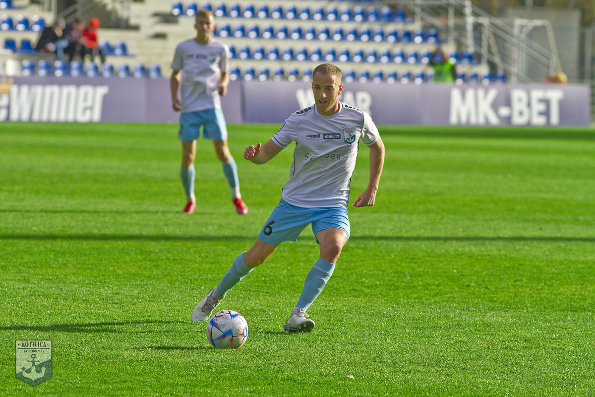 Liga II | Kotwica Kołobrzeg 1-0 Górnik Polkowice

Con el madrileño José 'Chele' Cabrera 🇪🇸 como titular en el pivote defensivo, el recién ascendido Kotwica Kołobrzeg sigue sorprendiendo y se consolida como líder con diez puntos de ventaja sobre el Polonia Warszawa

#2liga
