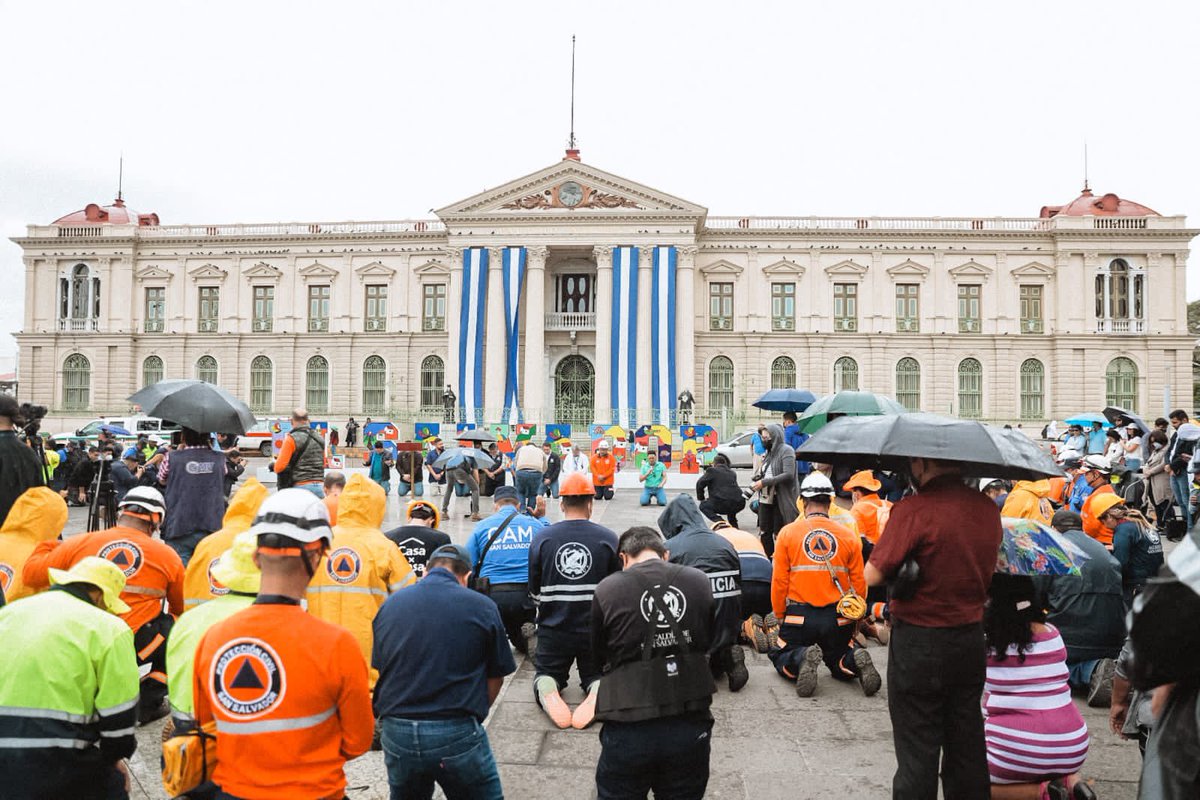 PresidenciaSV's tweet photo. Esta mañana, la población se ha unido al Día Nacional de Oración y piden por la protección de todas las familias salvadoreñas ante la amenaza de la #TormentaTropicalJulia. https://t.co/wKRnBj7RAU