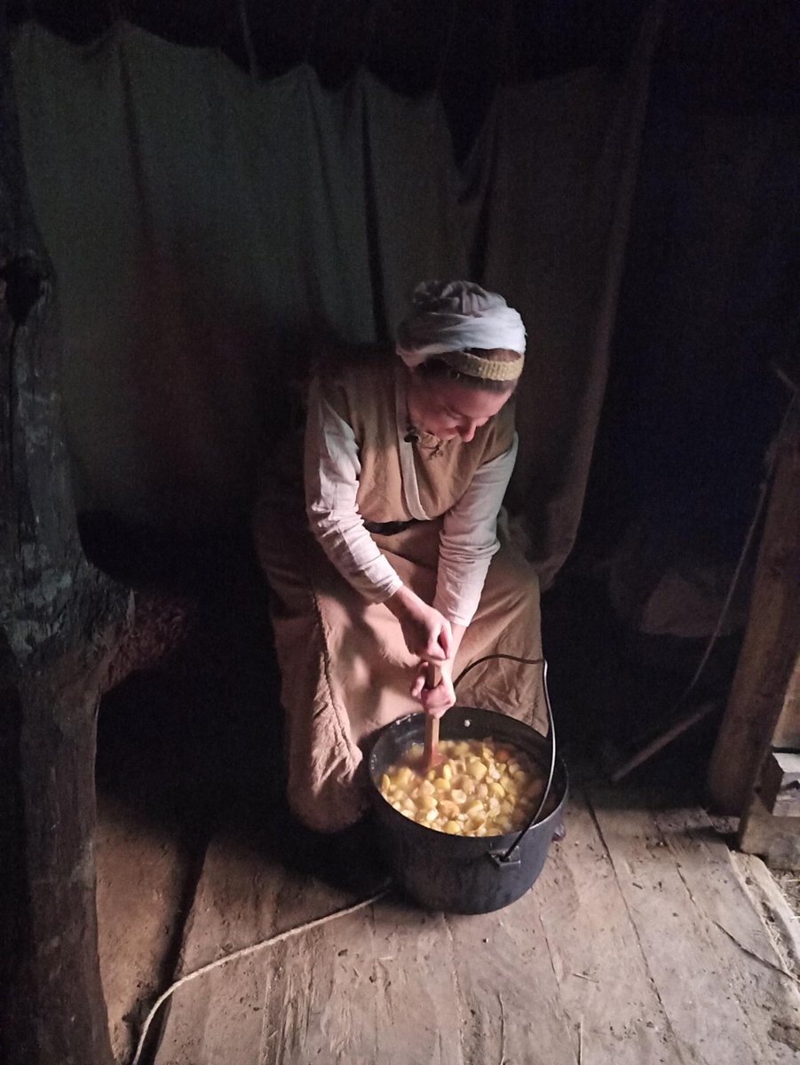 eva_goetting's tweet photo. After having a good #harvest from our old apple trees in #MuseumsdorfDüppel we had a great time producing #cider and #brewing a nice #beer for the end of the museum season. #cidre  #openairmuseum #museum #medievaltwitter #medieval #Berlin https://t.co/3SbwZlyEhd