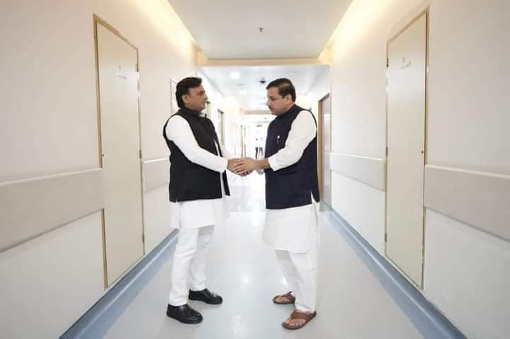vicky_yadav3737's tweet photo. आम आदमी पार्टी से संजय सिंह जी ने मेदांता हॉस्पिटल गुरुग्राम पहुंचकर अखिलेश यादव जी से मुलाकात कर नेता जी के स्वास्थ्य के बारे में जानकारी ली

#getwellsoonnetaji 🙏 #MulayamSinghYadav#
Shivpal Singh Yadav
Ram Gopal Yadav
Akhilesh Yadav 
Dharmendra Yadav 
Dimple Yadav https://t.co/3TwmnFWe1e