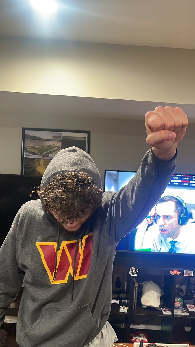 stephan_mauck's tweet photo. @PFTCommenter LEFT HAND UP 🎶 🎶 let’s have a day PFT #WEARETHECOMMANDERS https://t.co/kiN24UhGET