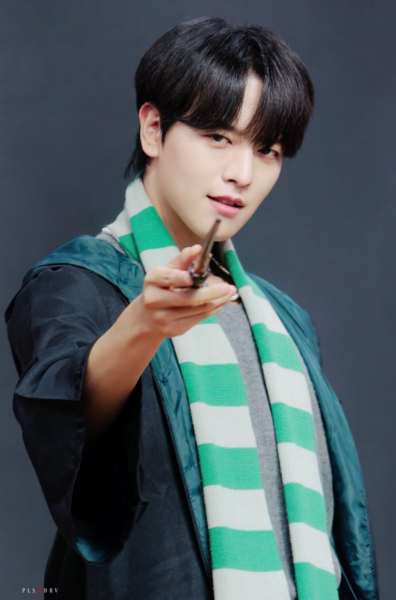 pls9DRV's tweet photo. 📸221007 메이크드림홀🌹

✨ITS YA WIZARD RV🧙‍♂️

#원어스 #ONEUS #ワンアス #ワナス
#RAVN #레이븐 #영조 #김영조 
#レイブン #ヨンジョ https://t.co/0UDGbvU13j