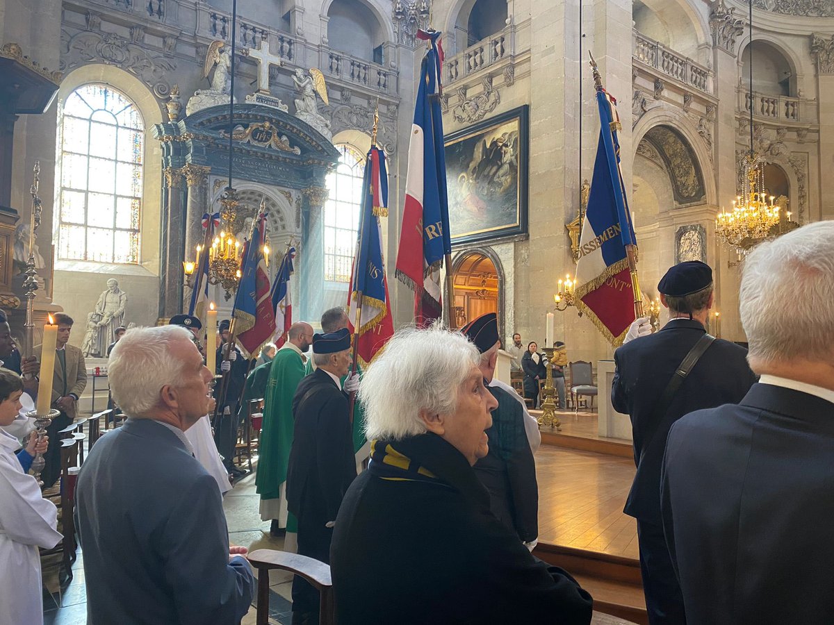 LR75_Centre's tweet photo. Nous étions ce matin aux côtés de Jacqueline Grillou et des membres de l’UNC pour la traditionnelle messe du Souvenir pour les combattants tombés. Entendre le « Aux Morts » dans l’église Saint-Paul est tout particulièrement poignant. Merci au père Vivarès pour cette belle homélie https://t.co/WiHmV2csSq