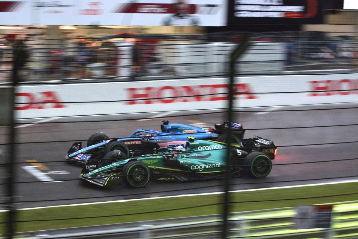 Cette photo finish entre Vettel et Alonso 😍

#F1 #JapaneseGP 🇯🇵