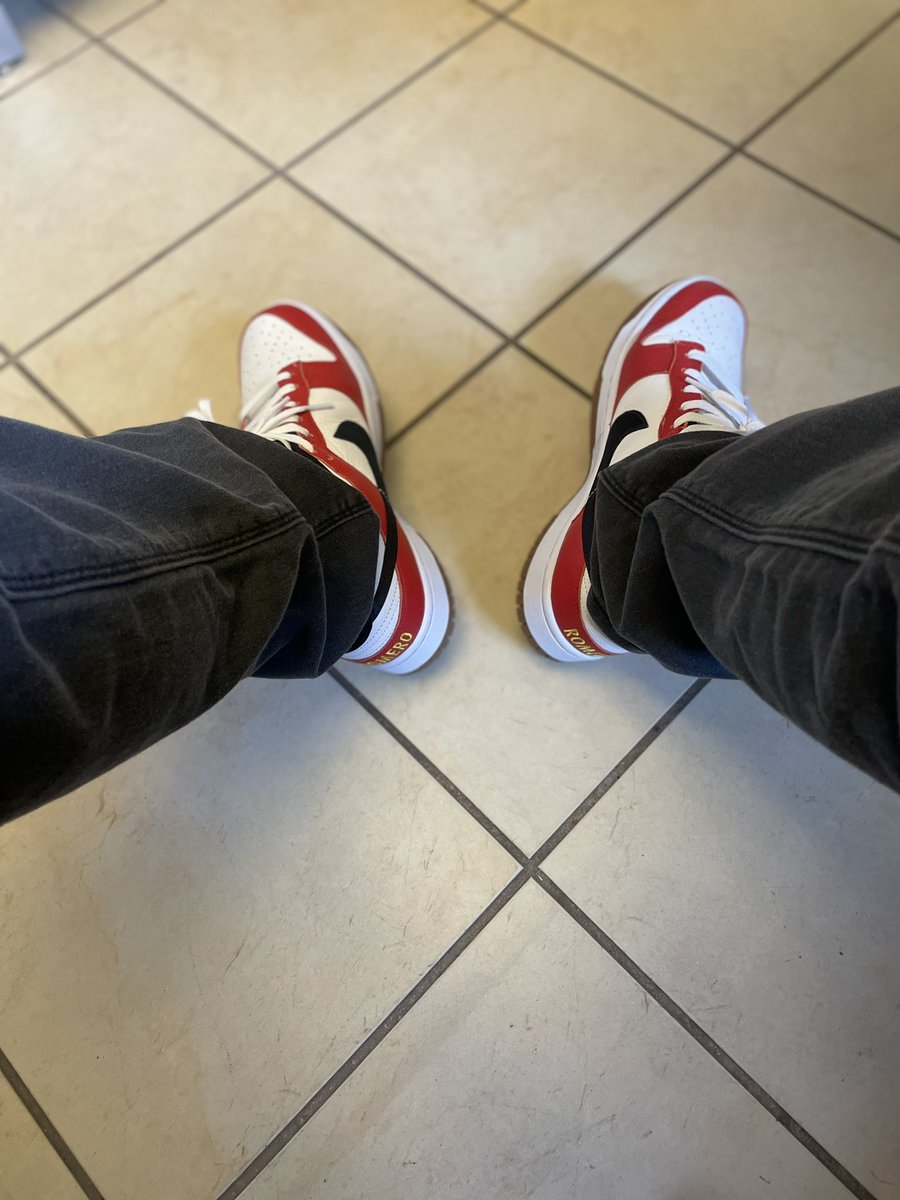 jon_rom505's tweet photo. Pulled out the heat for work. I love my customs! 🔥 #CustomDunk #YourSneakersAreDope #KOTD #Romero https://t.co/hZLXne7WFw