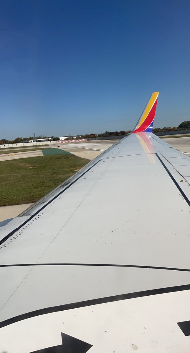 xtinadieselberg's tweet photo. Heading to Cancun on @SouthwestAir flight 230, with blue skies and a fabulous flight attendant Courtney! Lucky to get a good one for a longer flight! https://t.co/8glsWHl9RX