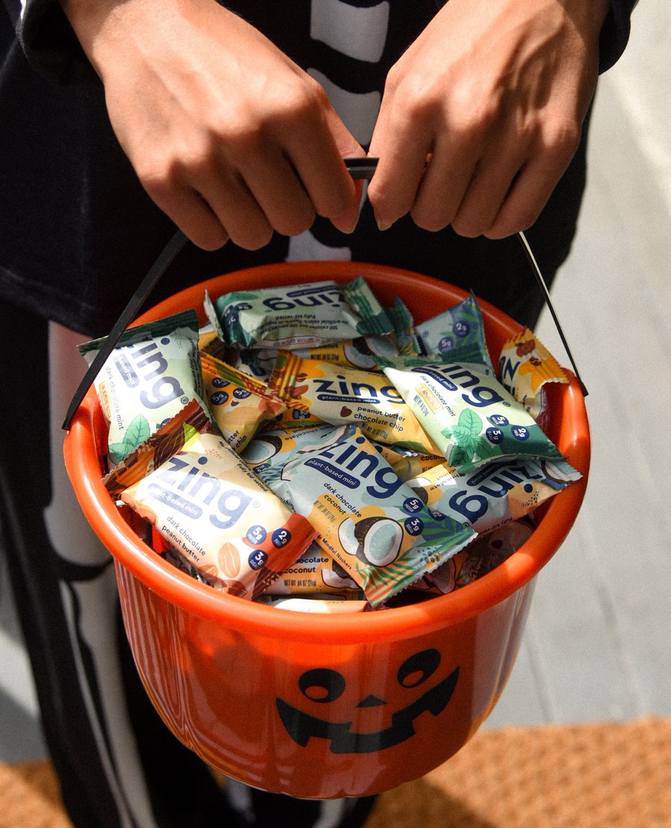zingbars's tweet photo. We’re not just good for snacking. Our zing bars are made with wholesome ingredients, which makes them a healthy alternative to traditional Halloween candy. 🎃🍪

What are you handing out this year? 👻

#bringyourzing #zingbars #halloween #treats #trickortreat https://t.co/SU9o9MK0Vy