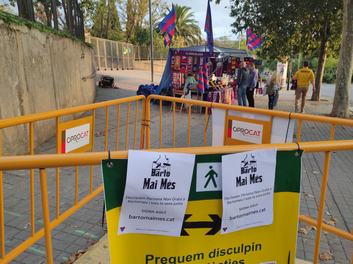 BartoMaiMes's tweet photo. Preguem disculpi les molèsties però voldries signar la proposta per 

🚨DECLARAR BARTOMEU PERSONA NON GRATA🚨

Ja som pels voltants de l'estadi, disponibles per recollir més signatures
#BartoMaiMes https://t.co/IiiINGP7kk