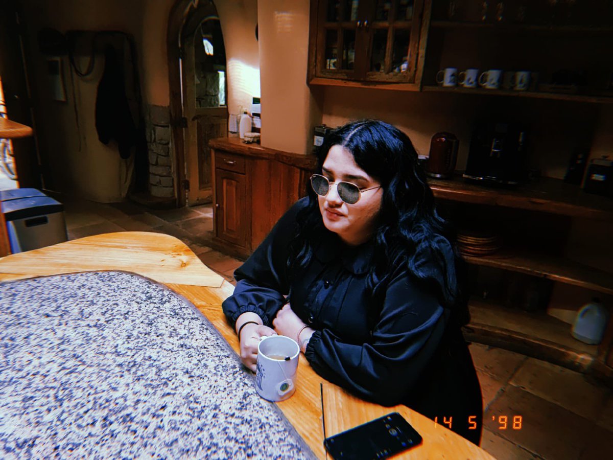 Bellalvarezc's tweet photo. ✧Recuerdo remedio✧
Ese día grabamos las voces del disco con mi vestido de muñeca darks modo #neotusa hecho por mi abuela, las gafas de Adán y la fortuna de tener junto a mi a la cami✧colinita para mirarnos todo el día y sonreír. Aquí ella mirándome y yo tomando mi aromática https://t.co/Ob9lvyRGhd