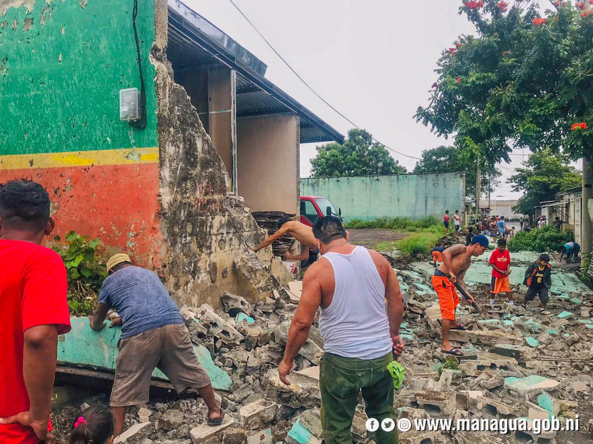 alcaldia_mga's tweet photo. El primero #muro #caído en el Barrio Acahualinca del DII, debido a las constantes lluvias🌨️ y vientos💨 por el paso de la Tormenta🌀 Tropical #Julia ha sido #atendido en acompañamiento de las familias del sector que se han sumado a la labor de nuestro personal operativo. https://t.co/DYzzoP3v9L