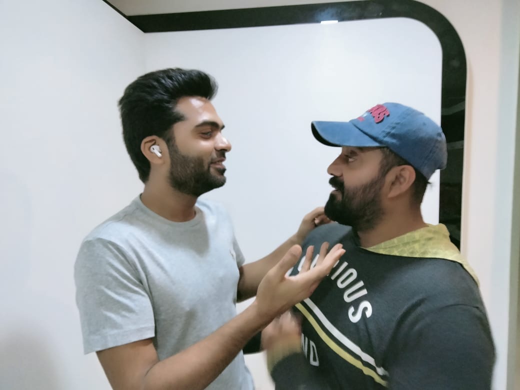 VishvaMani8's tweet photo. Another season - Another STR family
Best wishes #RobertMaster on behalf of @SilambarasanTR_ Fans ❤️💐
#BiggBossTamil6 #SilambarasanTR #VendhuThanindhathuKaadu #25DaysOfBBVTK https://t.co/OEvEV2LinB